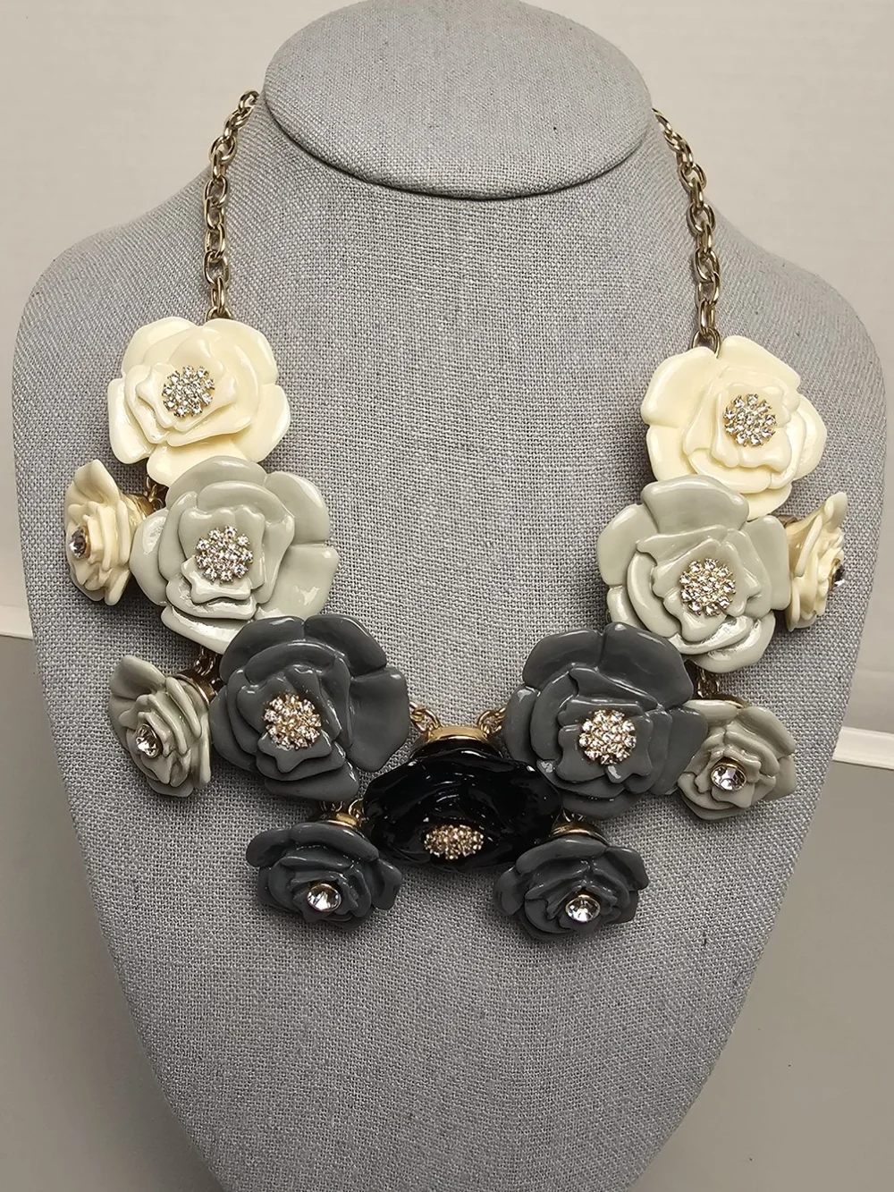 [BaubleBar] Ombré Cunky Resin Rose bib Statement Necklace